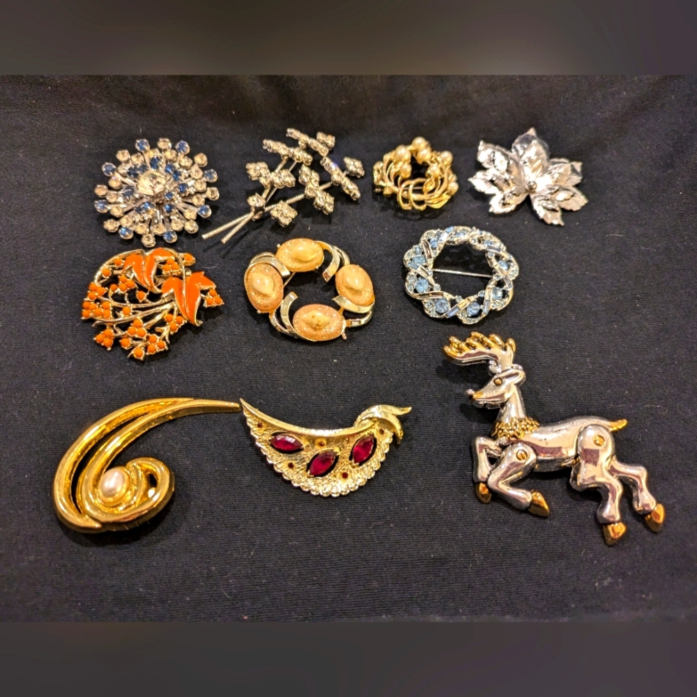 Lot 10 Brooches